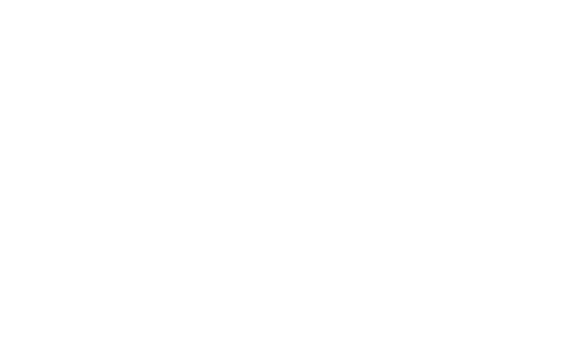 「東山魁夷　唐招提寺御影堂障壁画展」で作品を鑑賞する来場者たち＝長野市の県立美術館