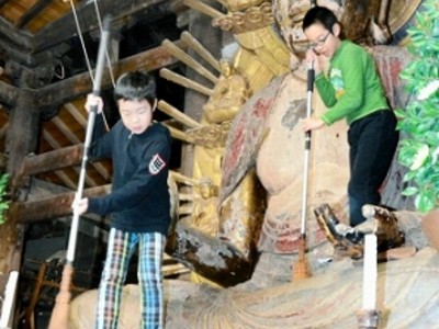児童が文化財釈迦如来坐像を清掃　新年控え小浜の国分寺