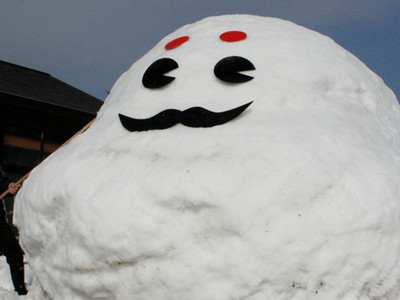 ひゃくまんさん、雪だるまに　金沢湯涌江戸村に登場