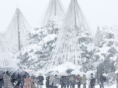 雪の兼六園、風情楽しむ　石川県内、冬型続く
