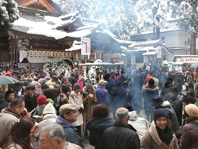 冬景色、多幸願う　石川県内の神社、初詣でにぎわう
