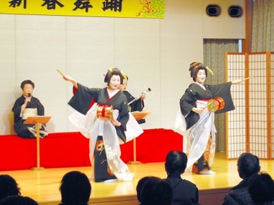 芦原温泉の芸妓、あでやかに舞　「新春舞踊」１００人魅了