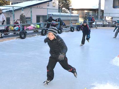 風切りスケート、腕前競う　下諏訪・秋宮リンクで児童ら30人