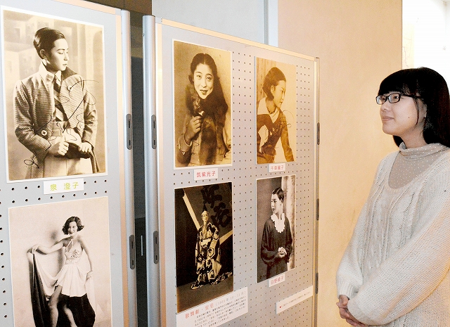 だるま屋少女歌劇団員のブロマイド（拡大複製）のパネル展示＝２３日、福井市の県文書館