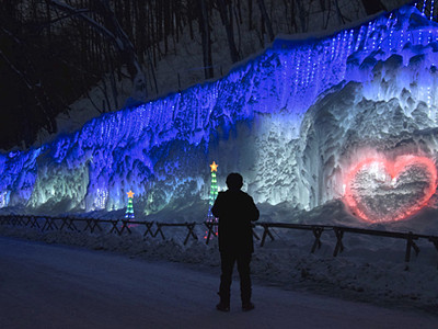 LEDで輝く氷柱　軽井沢・白糸の滝近くに電飾