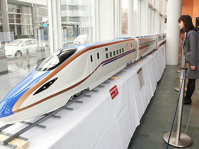 本物そっくり「かがやき」　富山国際会議場に模型展示