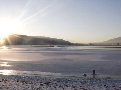 諏訪湖の氷広がる　今冬一番の冷え込み