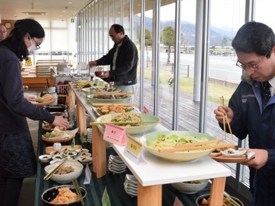 小浜市営食堂「濱の四季」のバイキング始まる　地産地消料理に舌鼓