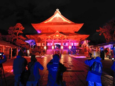 平和願い、善光寺照らして　長野で「灯明まつり」７日開幕