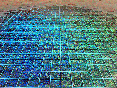 「床シャンデリア」実験　富山駅南北自由通路、時間帯で照明変化