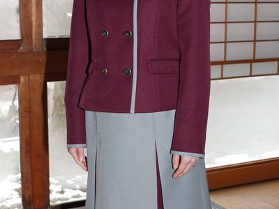 兼六園ガイド、制服一新　金沢美大大学院がデザイン　襟、スカートに雪づり