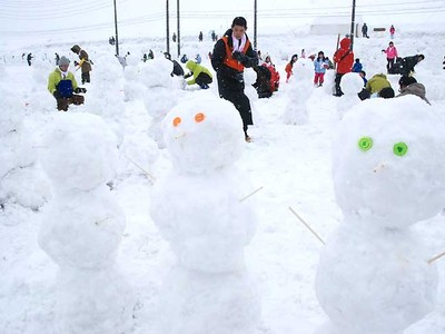 スノーマン作り、世界記録更新　いいやま雪まつり、630人参加
