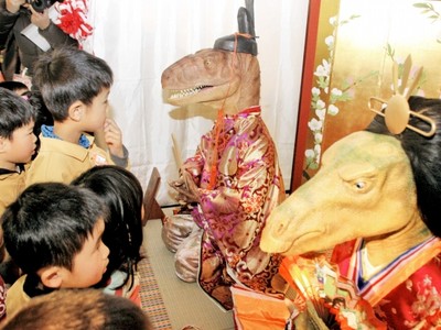 迫力控えめ「恐竜ひな」　勝山・県立博物館人形２体を展示