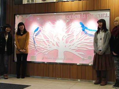 長野駅彩る清泉女学院大生の作品　市観光情報センターに展示