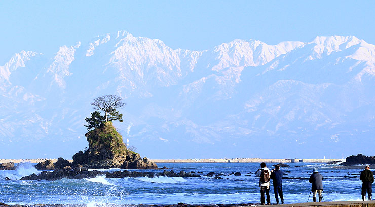 雨晴海岸から見た立山連峰。富山湾の魅力を発信する民間組織「美しい富山湾クラブ」（仮称）が設立されることになった