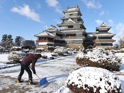 青空の下、黒の天守が雪化粧　松本城に朝から観光客