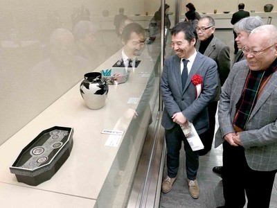 ３６０年の歴史に新風　伝統九谷焼工芸展が金沢市で開幕