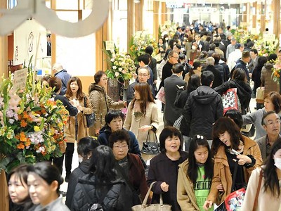 「県都の顔」大にぎわい　新長野駅ビル全面開業