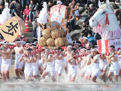 担ぎ手勇壮、会場熱く　飯田で伝統の「時又初午はだか祭り」