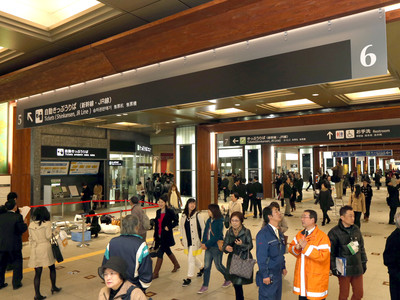 金沢駅に「工芸回廊」　１２対２４本、「門型柱」お目見え　北陸新幹線開業準備大詰め