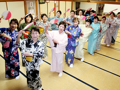 華やかな踊りで出迎え　新幹線開業イベントに生地輪踊りの会