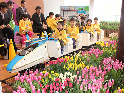 新幹線開業も祝う　砺波で春を呼ぶチューリップ展
