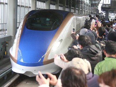 北陸新幹線が開業　金沢―東京、２時間２８分　一番列車、金沢駅に５千人