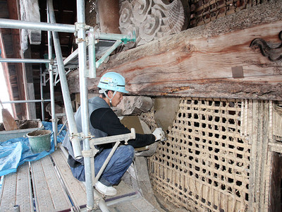 伝統工法で壁塗り開始　城端・善徳寺保存修理