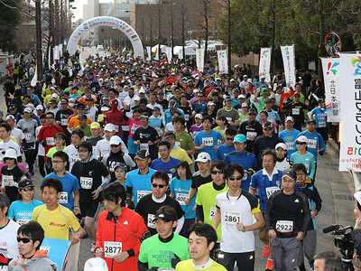 青空の下２４００人快走　富山マラソン２０１５プレ大会