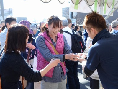 諏訪で酒蔵巡る「春の呑みあるき」　県内外から3400人