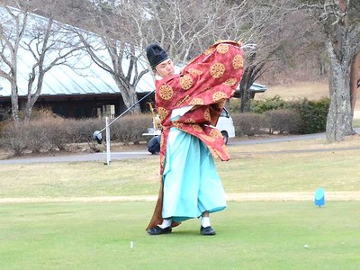軽井沢のゴルフ場、北陸から予約目立つ　神職が安全祈願の始球式