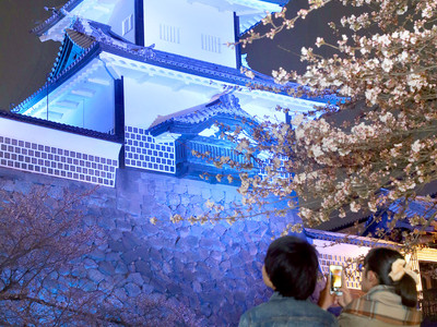 夜桜きれいね、ブルーライト石川門　自閉症啓発デーに合わせ
