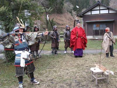 武者姿で矢放つ　能登町で弓引き祭り