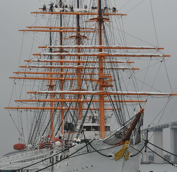 海王丸のヤードに帆を取り付ける乗組員やボランティアら＝海王丸パーク