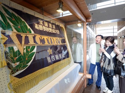 選抜高校野球の優勝旗、福井県庁で展示