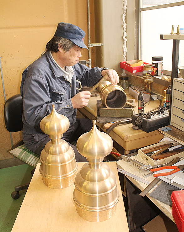 ４００年の歴史を誇る高岡銅器の製造現場。見学ツアーでは鋳造の工程なども間近で見られる＝高岡市戸出栄町