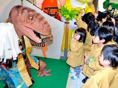 「恐竜武者」　かっこいい　勝山・県立博物館にお目見え