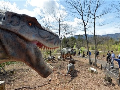 森の中でうごめく恐竜２４体再現　福井県勝山市にディノパーク完成