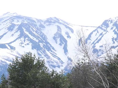 春の種まき爺さん、駆け足で　御嶽山に雪形出現