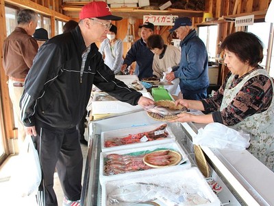 地元産鮮魚ずらり　巻漁港直売所　今季営業始まる
