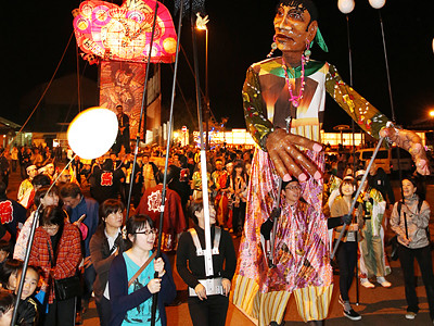 福野夜高祭前夜祭に「文久の大行燈」　巨大人形共演