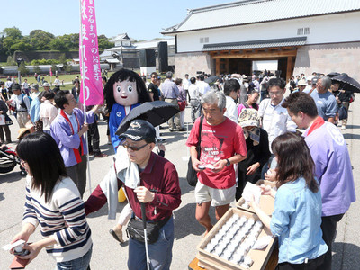 百万石の菓子堪能　金沢城公園で「百工展」開幕