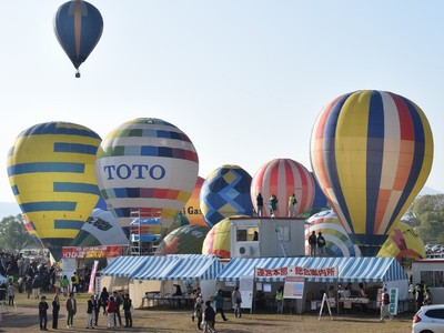 佐久バルーンフェスティバルが開幕　熱気球次々、青空に浮かぶ