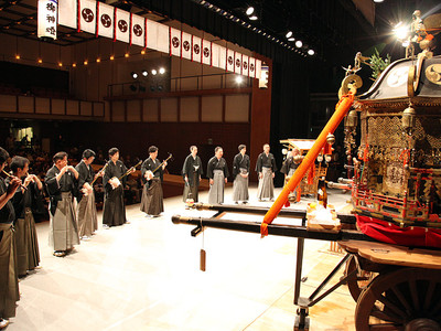 越中の小京都に伝統の庵唄　城端曳山祭宵祭