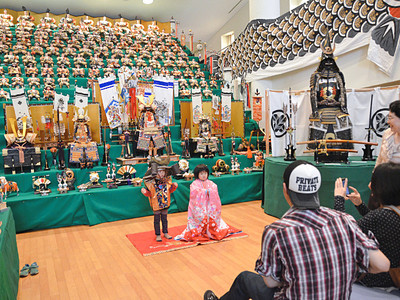 勇壮な五月人形特別展　須坂の博物館に２５０体