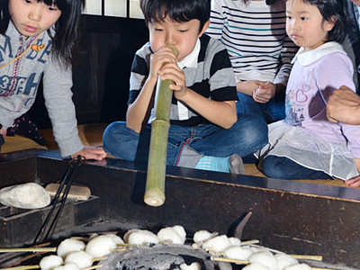 昔ながらの五平餅づくり　飯島で親子40人体験