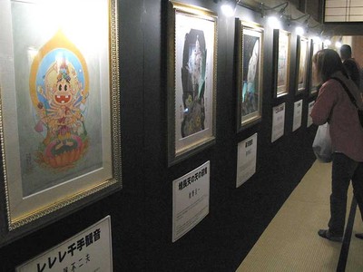漫画家が描くコミカルな仏画　長野の西光寺で作品展
