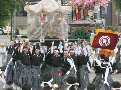 雨なんの神輿乱舞　美川でおかえり祭り開幕