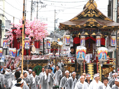 豪華な台車、港町の活気伝え　美川・おかえり祭り開幕