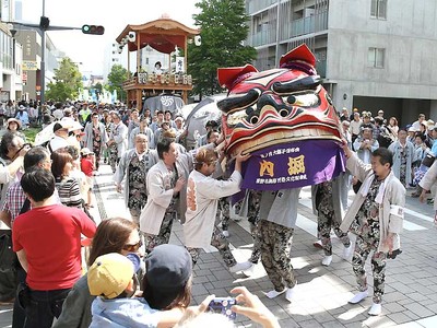 篠ノ井大獅子、迫力の舞　長野中央通りに２４００人大行列